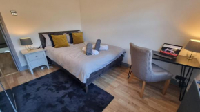 Garden View Double Room, 20 mins to London, 1GB Internet